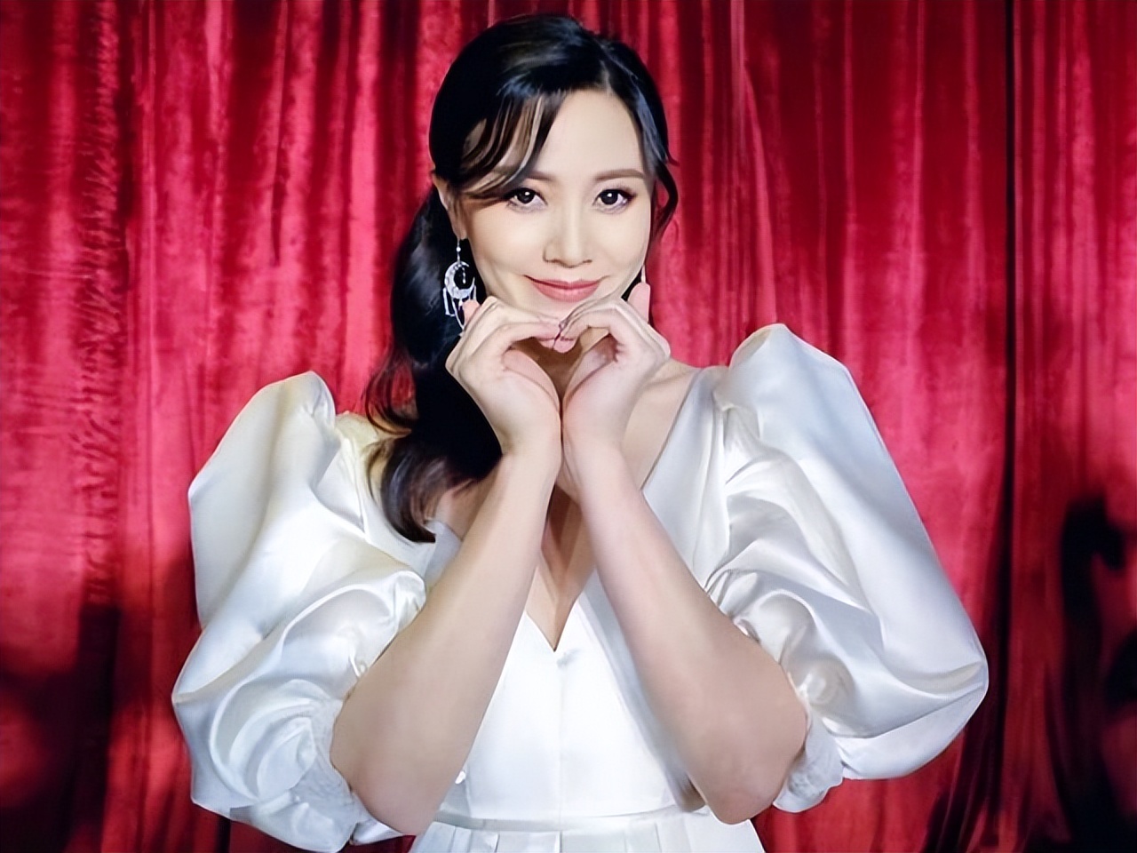 唯一内地港姐冠军朱晨丽：因职场社交失策被雪藏，愿奋起直追