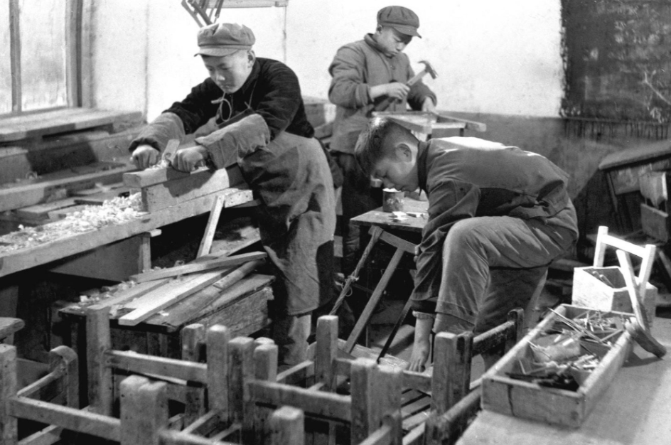 24岁外国女大学生倒追45岁农民工，今已成婚生子，计划在成都买房