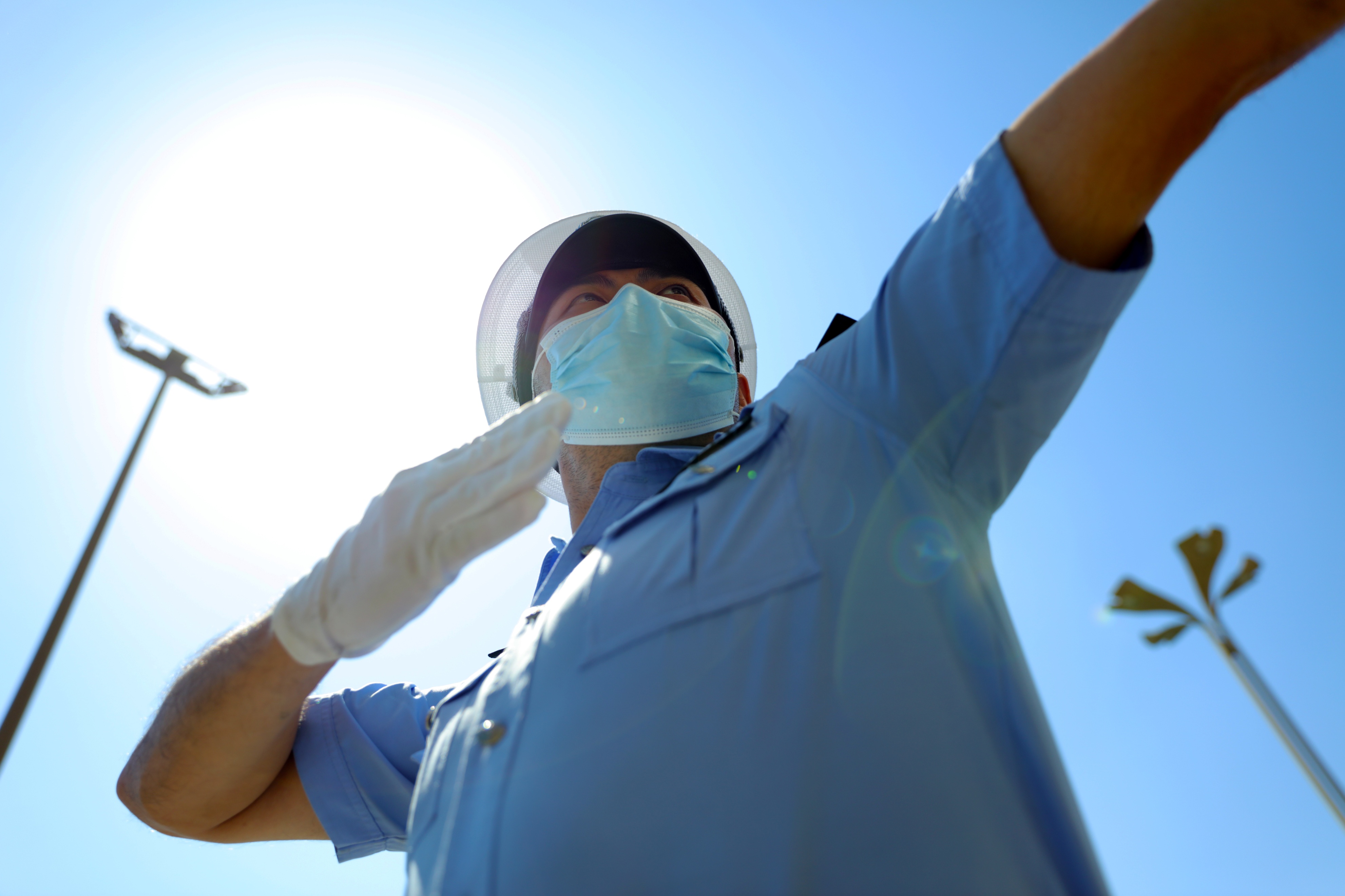 交警执勤图片(党旗在基层一线高高飘扬) - 赤虎壹号