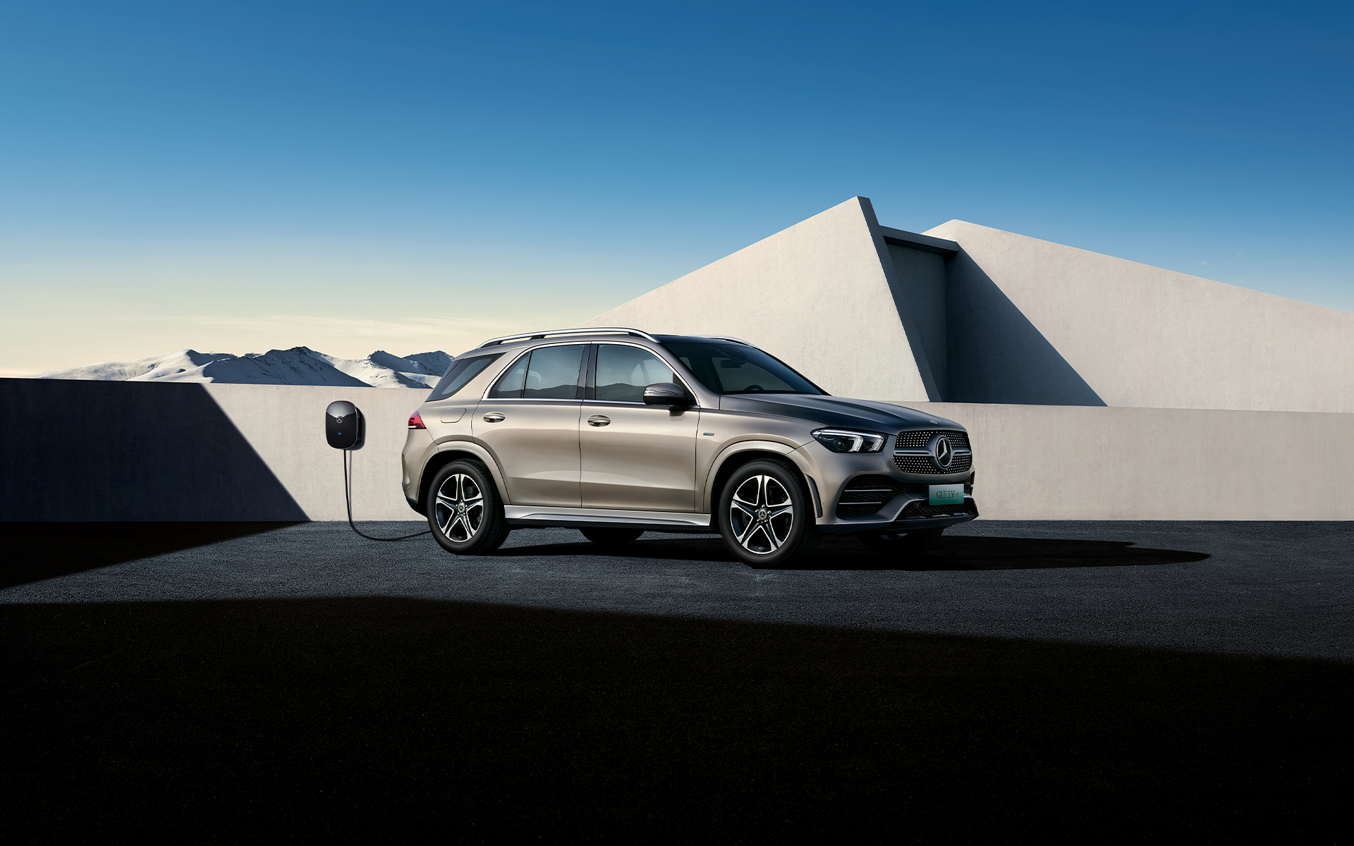 50万以上的电动车，为啥BBA销量就是不如国产车？豪车车标不灵了