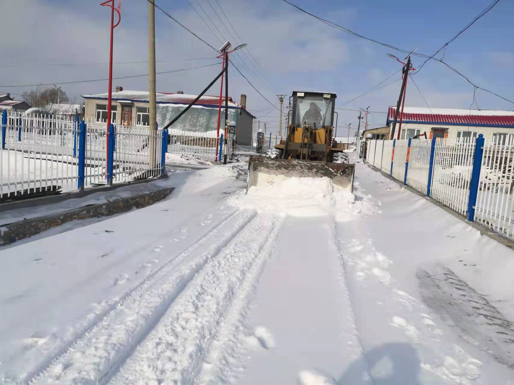 黑龙江省宝清县夹信子镇发扬雷锋精神，奋力齐心清冰雪