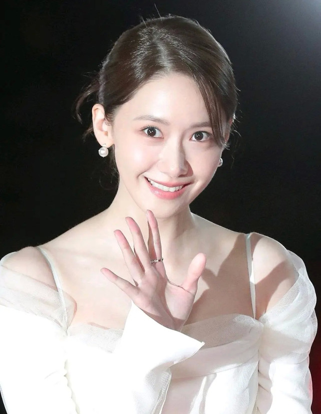 韩女演员林允儿 雪炫 郑秀晶 方敏雅，寒冬中露出肩膀的大胆时尚