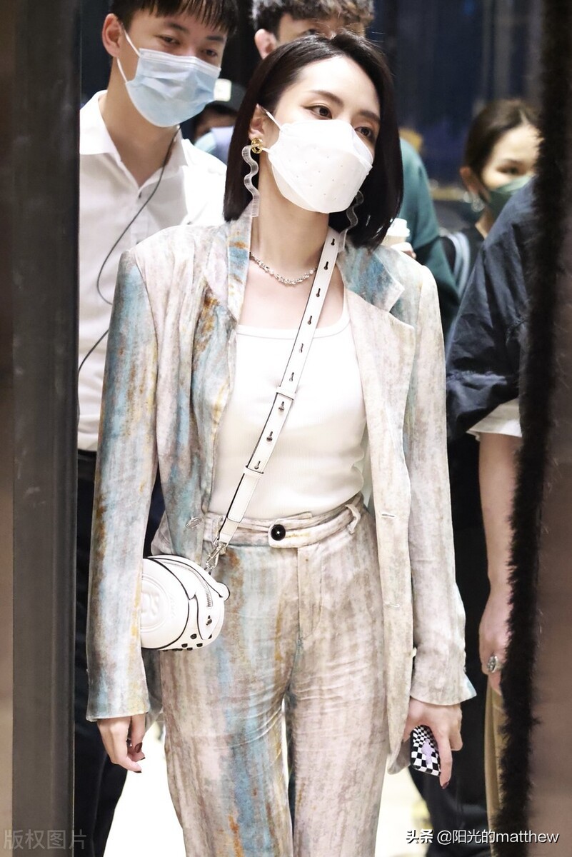 街拍：刘惜君穿印花扎染清爽时尚，耳环精致、挎包小巧玲珑