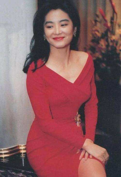 赵雅芝、高圆圆、贾静雯、余男、林青霞，同是红裙，韵味各不相同