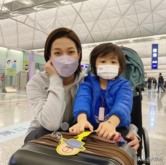 钟嘉欣晒和儿子在机场的温馨合影 母子俩回家与家人一起过春节