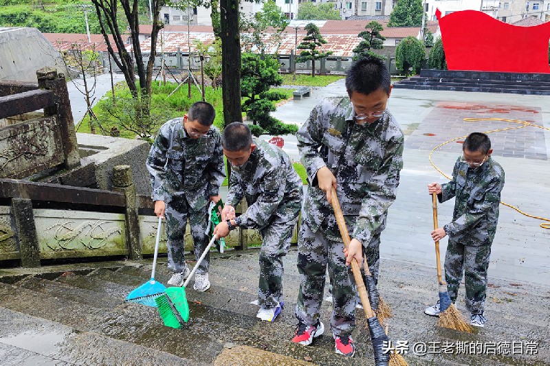 离异单亲孩子沉迷手机网瘾，家长送校一个月的变化惊呆孩子父母