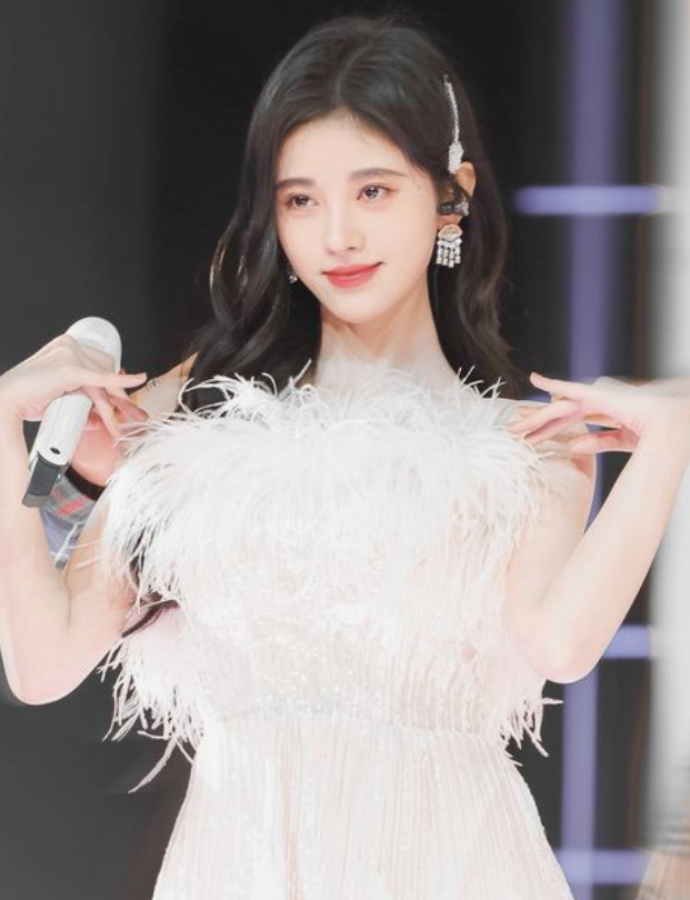 鞠婧祎：美丽小巧的小姐姐，真的很可爱