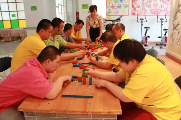 徐州八旬奶奶每天在学校对面坐等八小时：他还没长大，我不敢老