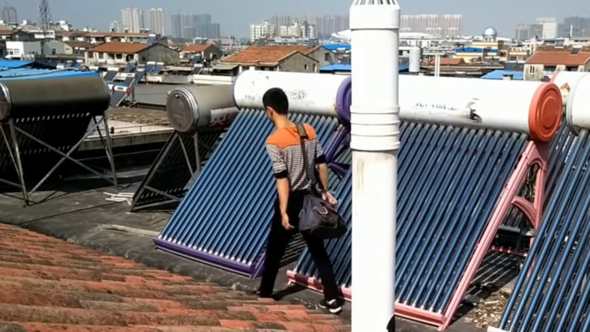 曾经“遍布屋顶”的太阳能热水器，为何现在很少见了？原因很简单