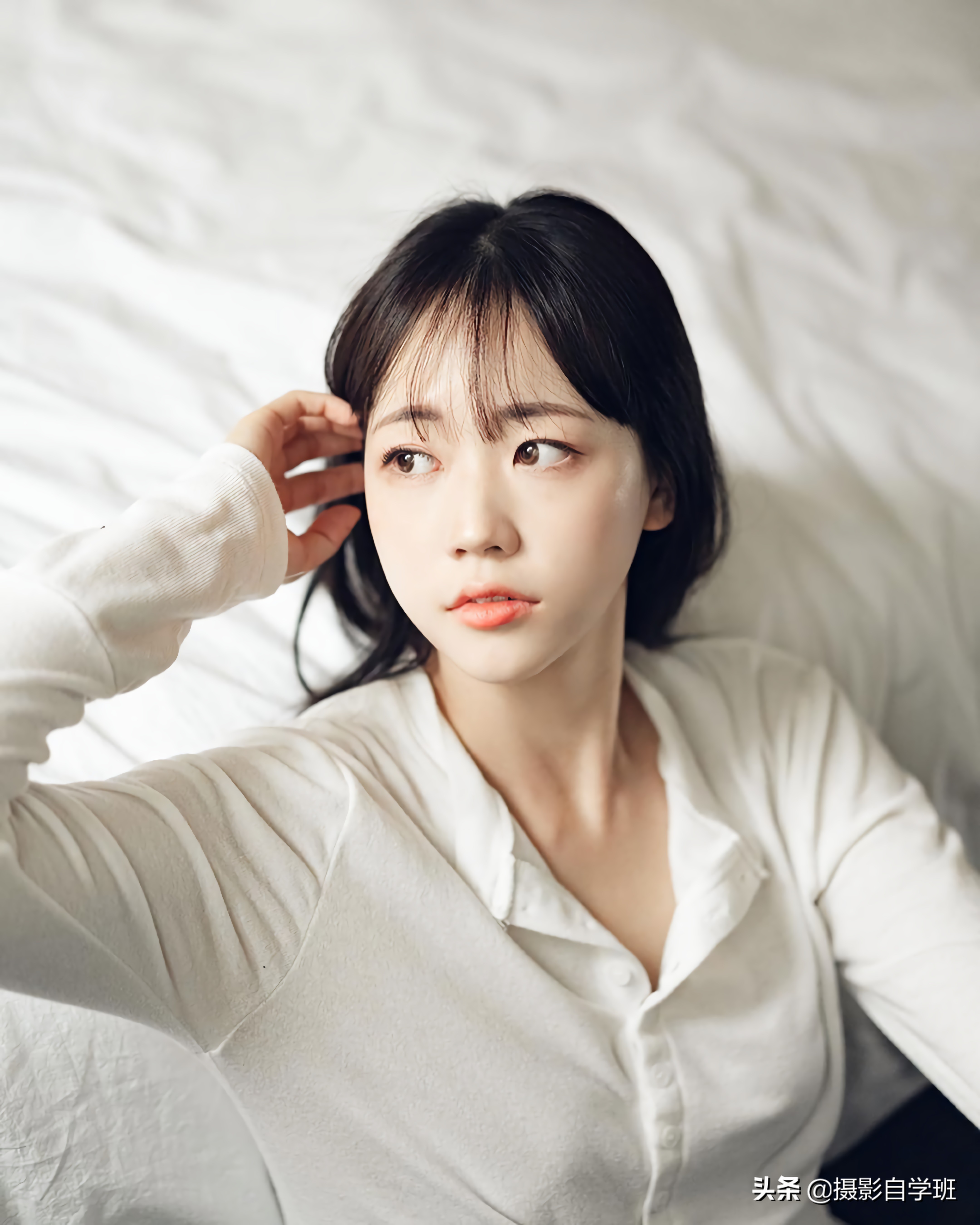 像上图这样,把两个手放在下巴下面,显得可爱,但是这种姿势比较适合小