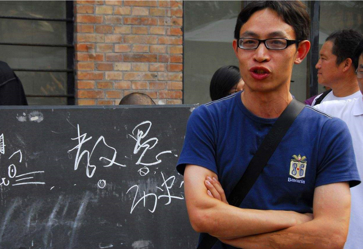 汶川地震中，丢下学生逃跑的北大学子“范跑跑”，13年后怎么样了