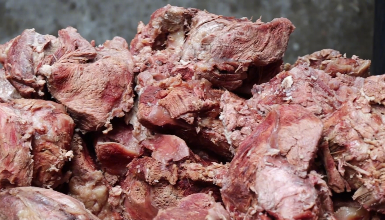 河南大叔卖垛子肉，祖传手艺，每个牛肚100斤肉，1个卖10000元