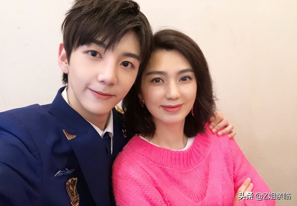 表面是星二代，实际是可怜人，有亲爹像没有，最长38年没见过爸爸