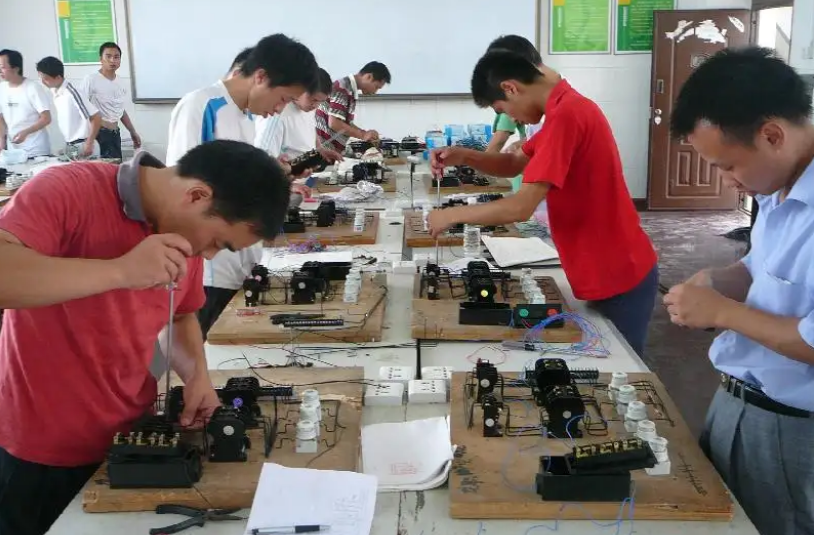 大学哪些专业是“金饭碗”？这4个专业可以考虑，就业率极高