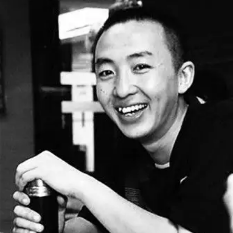 2006年，许霆因ATM机故障多取17万，被判无期后不服，重审改判5年