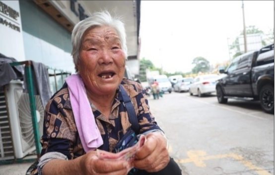 徐州八旬奶奶每天在学校对面坐等八小时：他还没长大，我不敢老