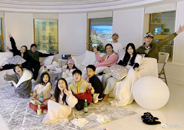 吴尊刘畊宏带娃打球，NeiNei耍赖撒娇，Max吃糖补充体力好欢乐