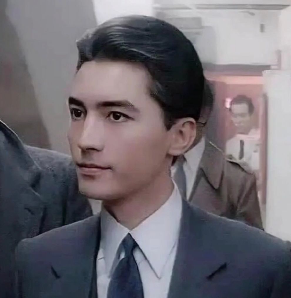 尊龙老了依然是男神，白发不染仍有贵族气质，优雅到骨子里的男人