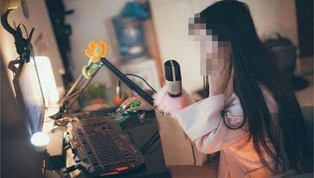 女大学生因想买7000元的裙子，到酒吧做兼职模特，最终结局如何？