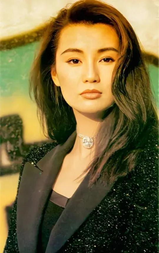 张曼玉一张照片上热搜，竟然有人评论说看不到她的美