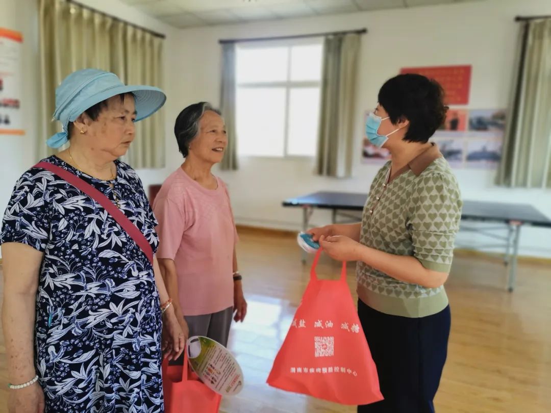 渭南市疾控中心进社区宣传夏季重点传染病防治知识