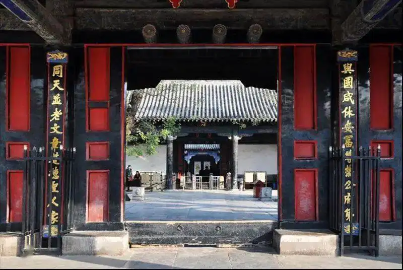 泰山上“䖝二”两字，日本专家研究了十年，郭沫若一笑破解谜底