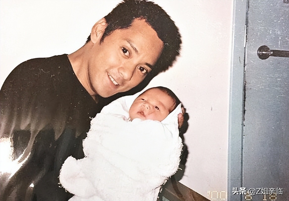 表面是星二代，实际是可怜人，有亲爹像没有，最长38年没见过爸爸