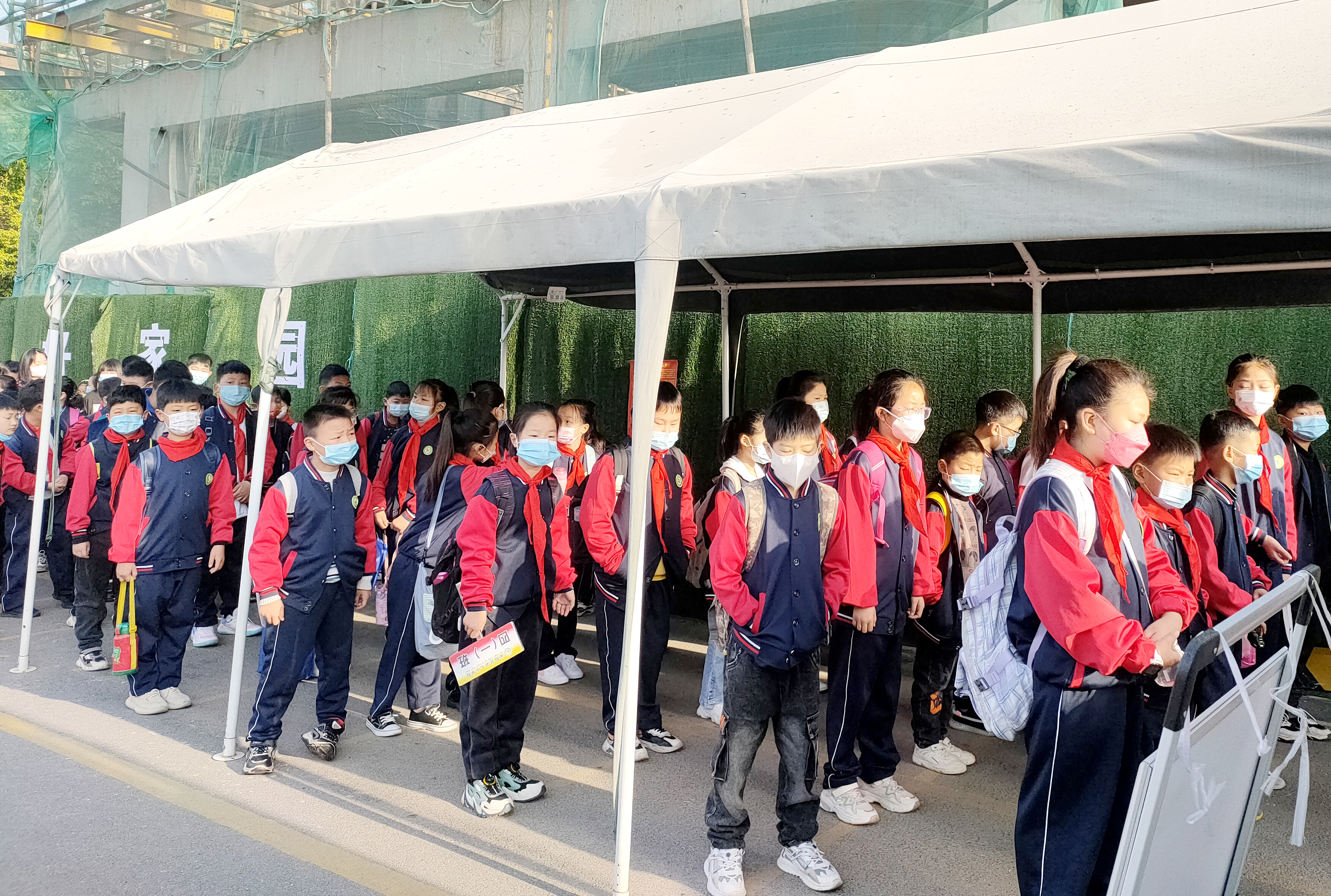 河南泌陽(yáng)：中小學(xué)全面復(fù)課現(xiàn)場(chǎng)