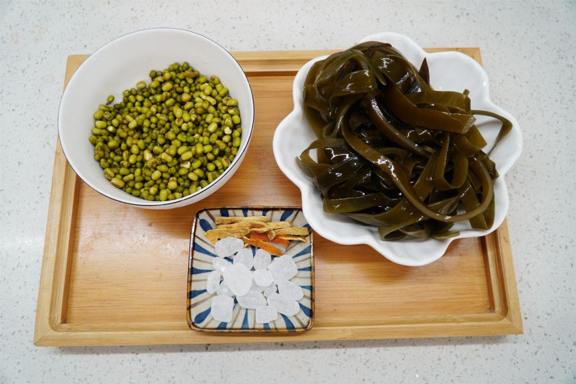 臨近三伏天，聰明人會用綠豆和海帶煮湯，教你做法，消暑補營養
