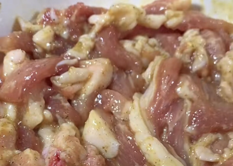 过年必备硬菜“炸酥肉”，这样做，外酥里嫩，金黄酥脆，久放不软