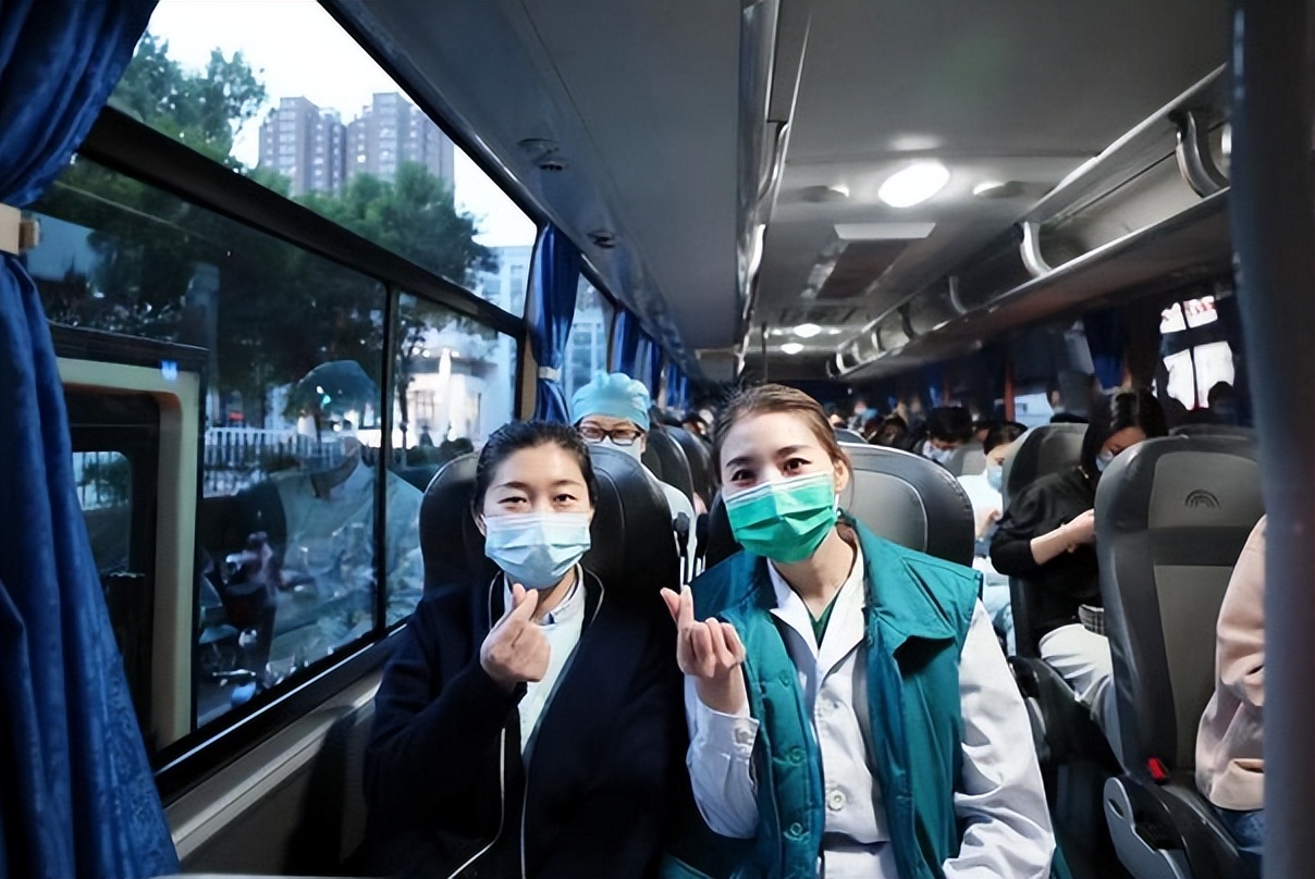 郑州市九院336名医护人员赴金水区、惠济区45个社区支援核酸采样