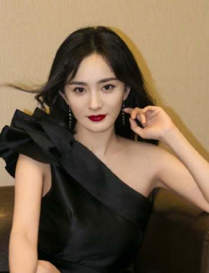 杨幂与闺蜜逛街，筷子腿还没男生手臂粗，明星气质让人一眼认出