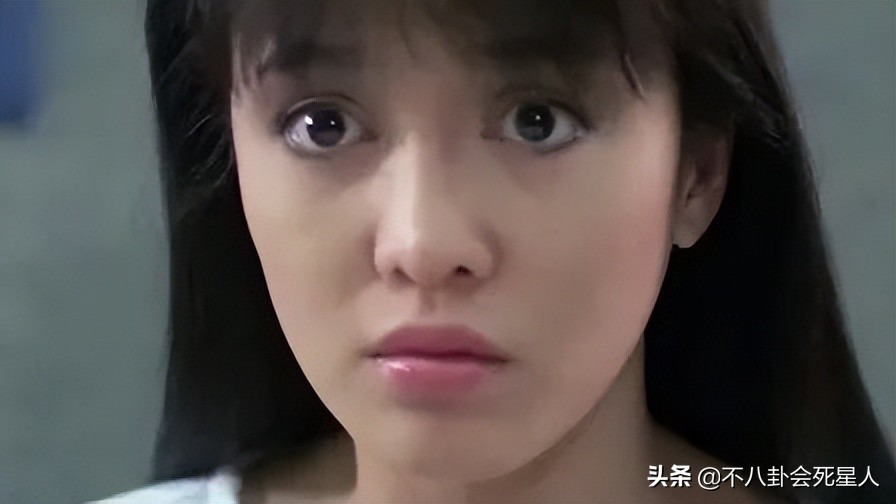 娱乐圈“假下巴”大赏，又尖又翘，一笑下巴原地起飞太吓人