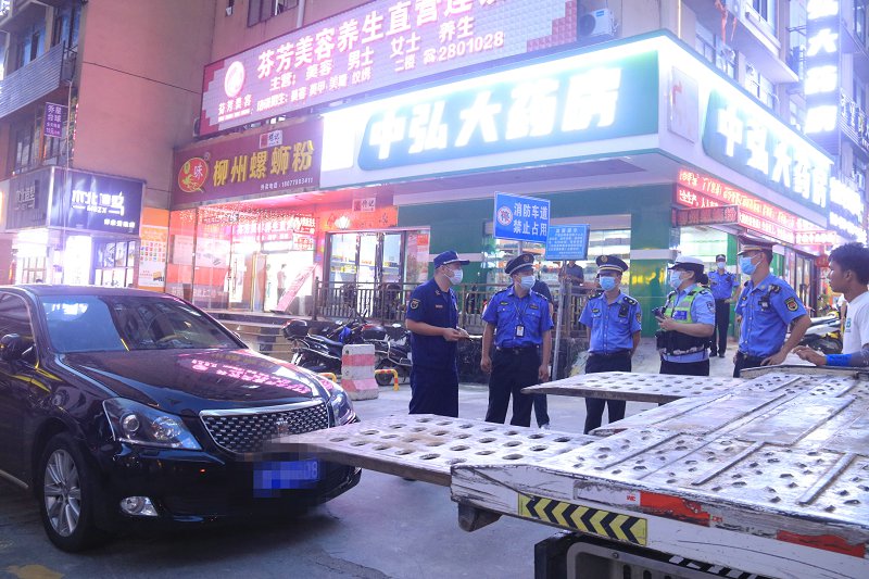 广西防城港消防联合多部门清查占用消防车通道隐患