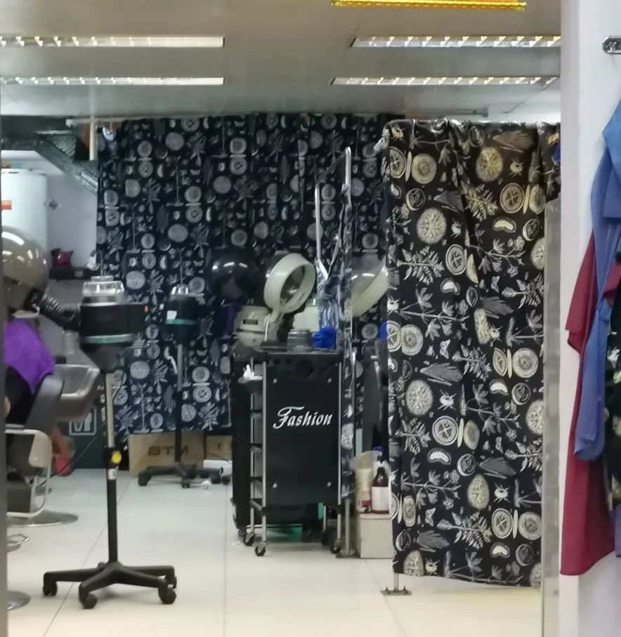 疫下世相丨理发店多日不开张，网友直呼全港变“洗剪吹”