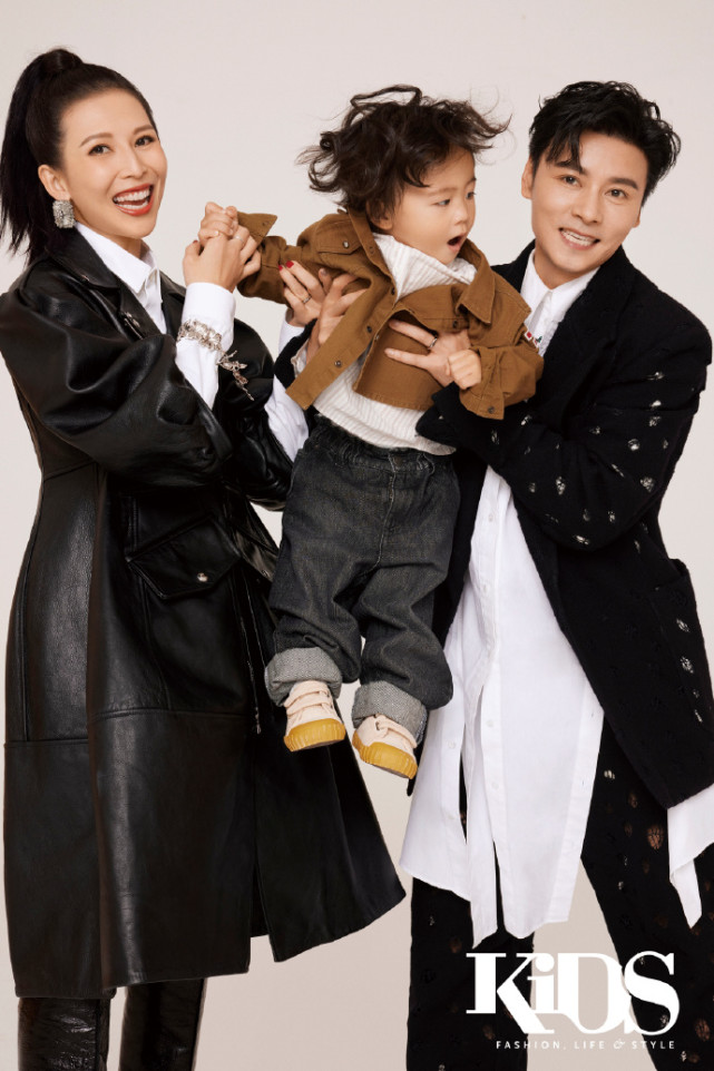 张晋蔡少芬携儿女拍写真，儿子像爸俩女儿像妈，一家五口幸福有爱