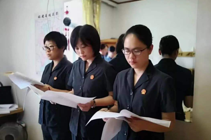 同样是法学毕业生，公务员和律师两者差距如天方夜谭，幸亏没选错