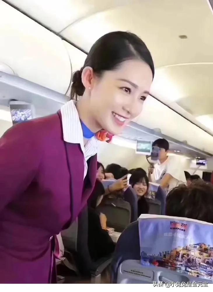 《中国机长》中的女乘务员，气质很出众