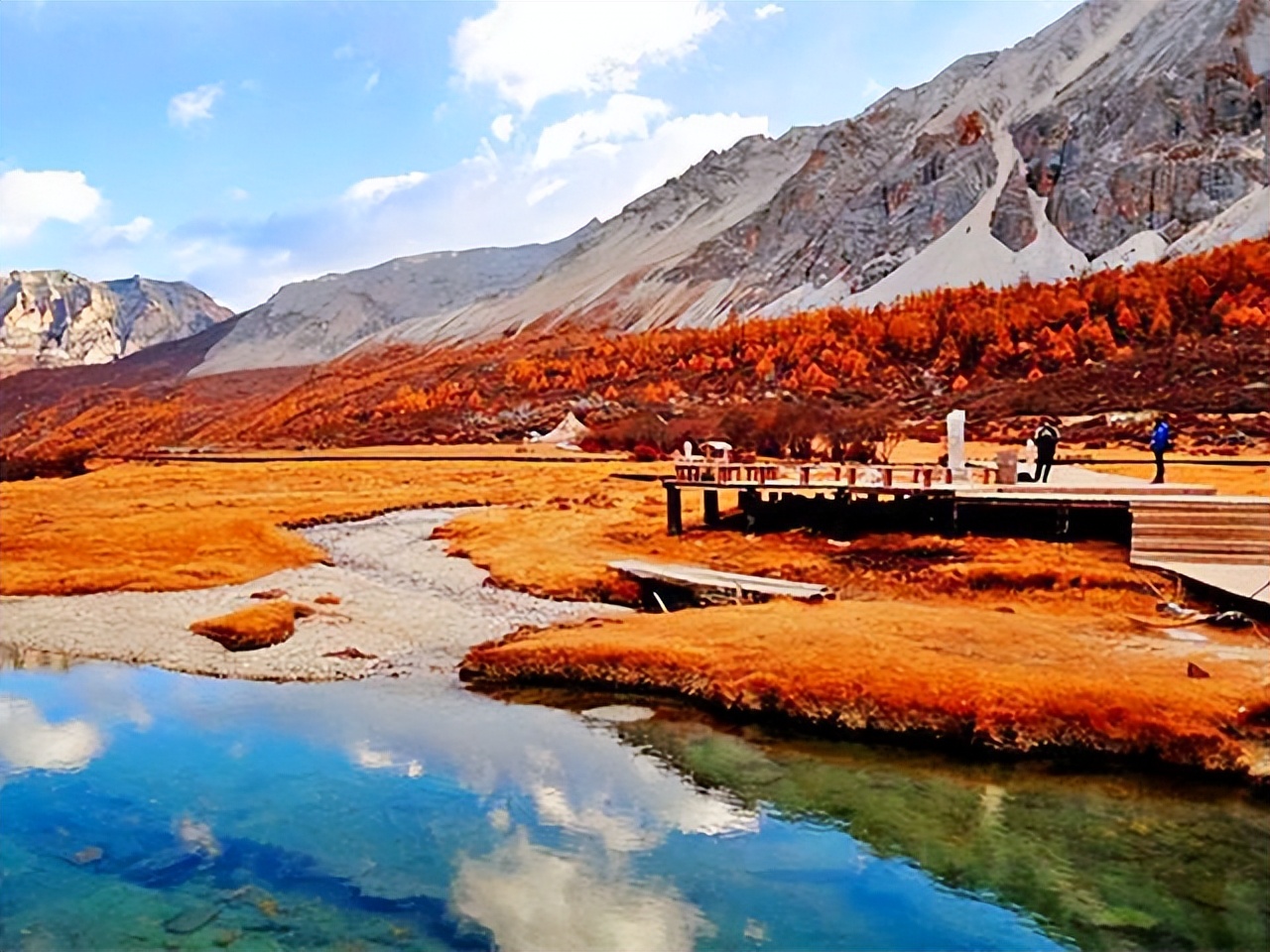 稻城亚丁风景区位于四川省甘孜藏族自治州稻城县香格里拉镇境内,国家