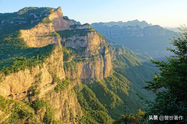 七律.登峰险峻拓途行