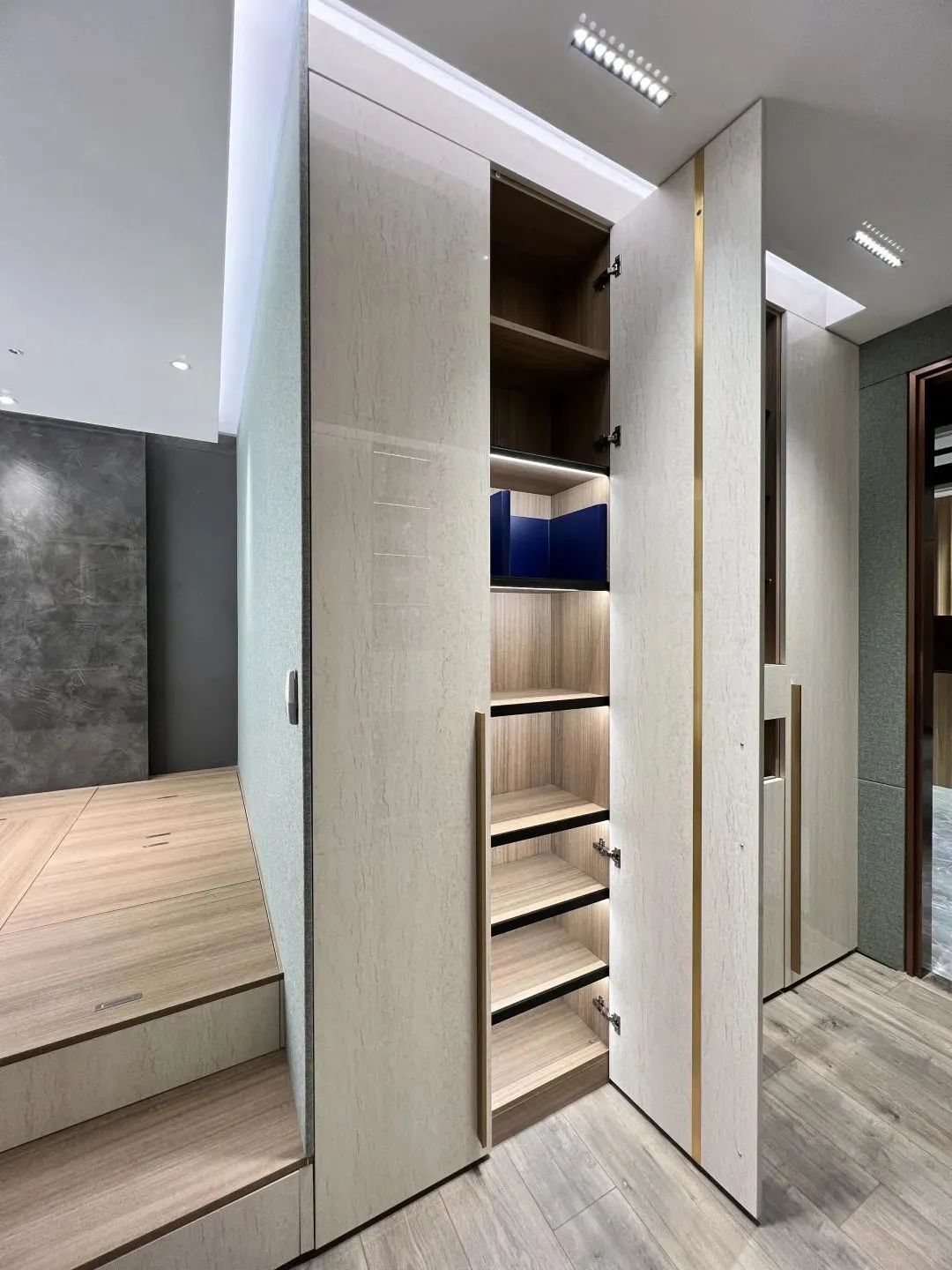 2017年衣柜门新款图片(超高柜门) - 赤虎壹号