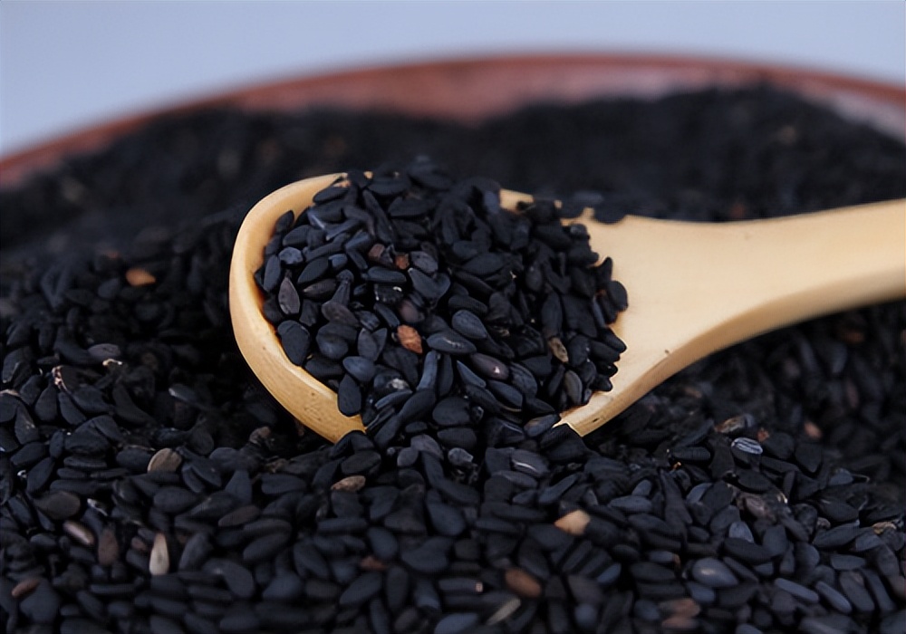 往往“老得慢”的人，多喜欢吃这4种食物，比同龄人还显得年轻