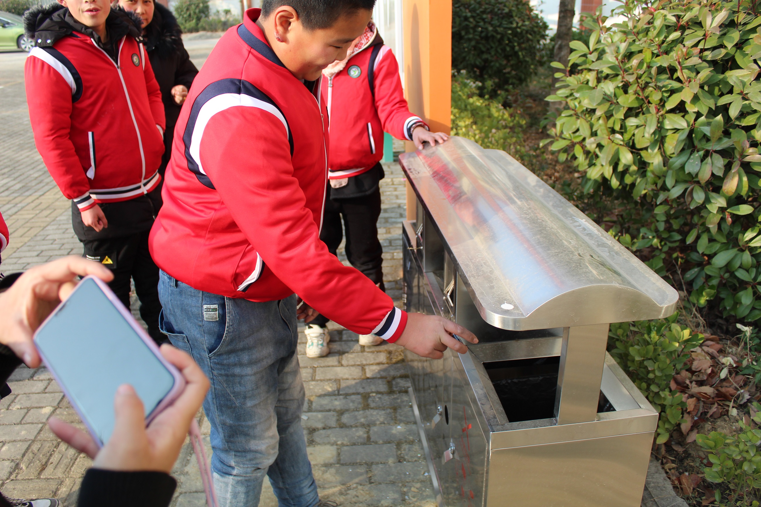 强化养成教育，提高生活技能