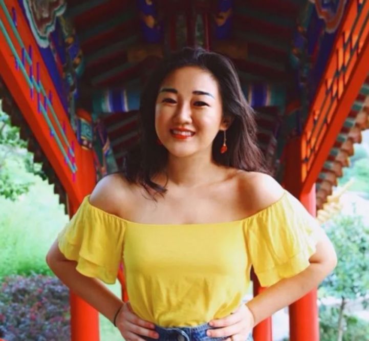 出生在豪门的两位千金，一位经常吃路边小吃，一位经常坐公共汽车