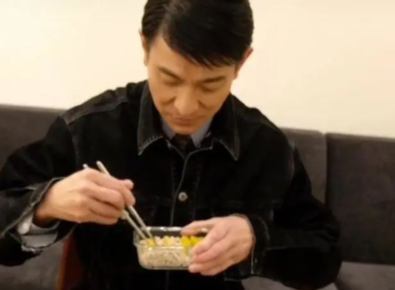 刘德华晒“日常餐”，满屏“绿色”引热议，网友：有钱人不吃肉？