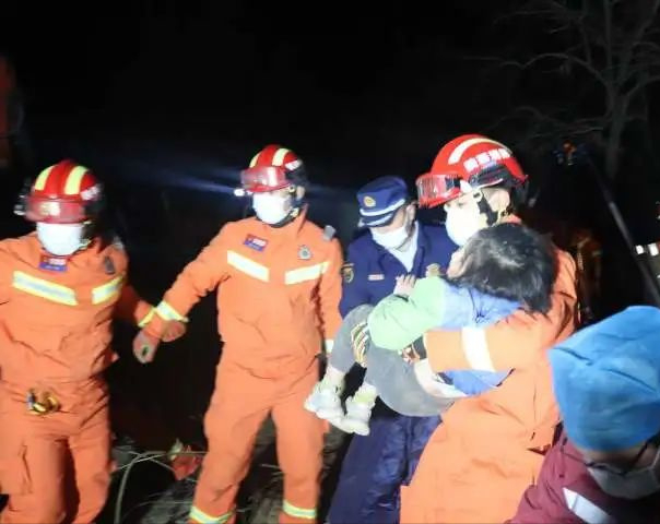 21年陕西5岁女童坠井，18岁小姨冒死倒挂施救，父母当场痛哭流涕