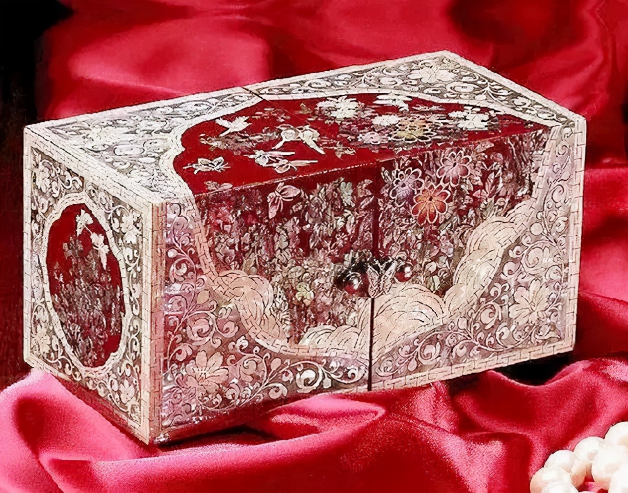 2003年，内蒙古发现巨大红棺，红棺内躺有一具女尸