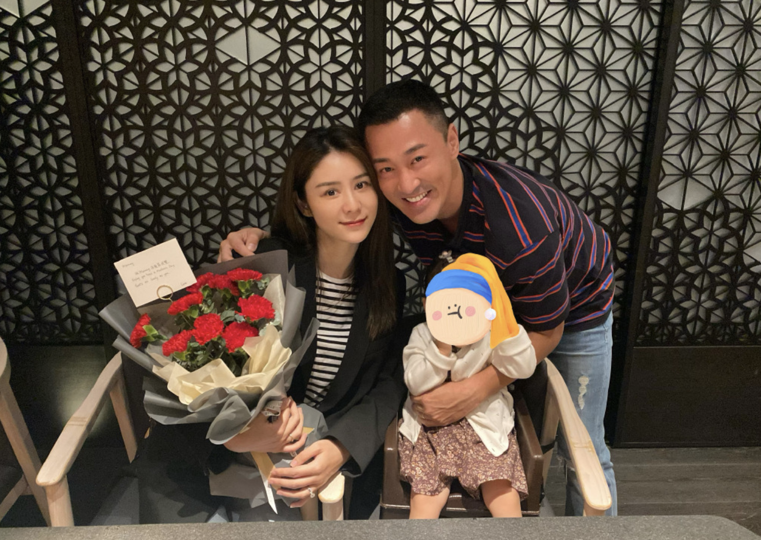 林峯为张馨月庆祝母亲节，与老婆贴脸合影笑容幸福，在线互相示爱