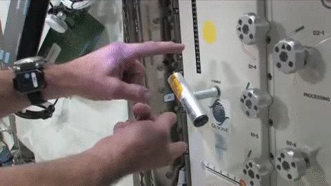 因一颗螺母异常的转动，苏联怀疑世界会因此毁灭，甚至忧心不已