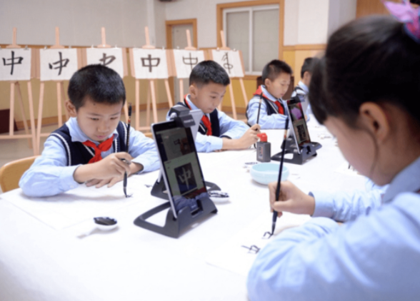 清华大学老师，晒出给儿子的《寒假作息时间表》，字迹工整如印刷